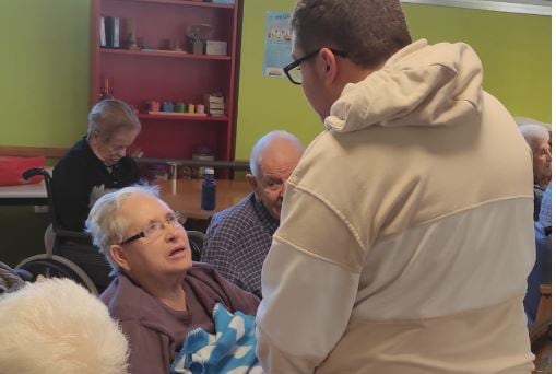 Entrega de cartas de los alumnos del programa INCLU-IES en la residencia de mayores Sagrado Corazón de Cuenca.