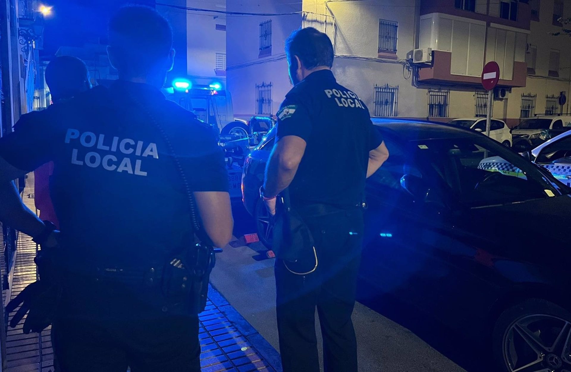 Policías locales en el lugar del accidente