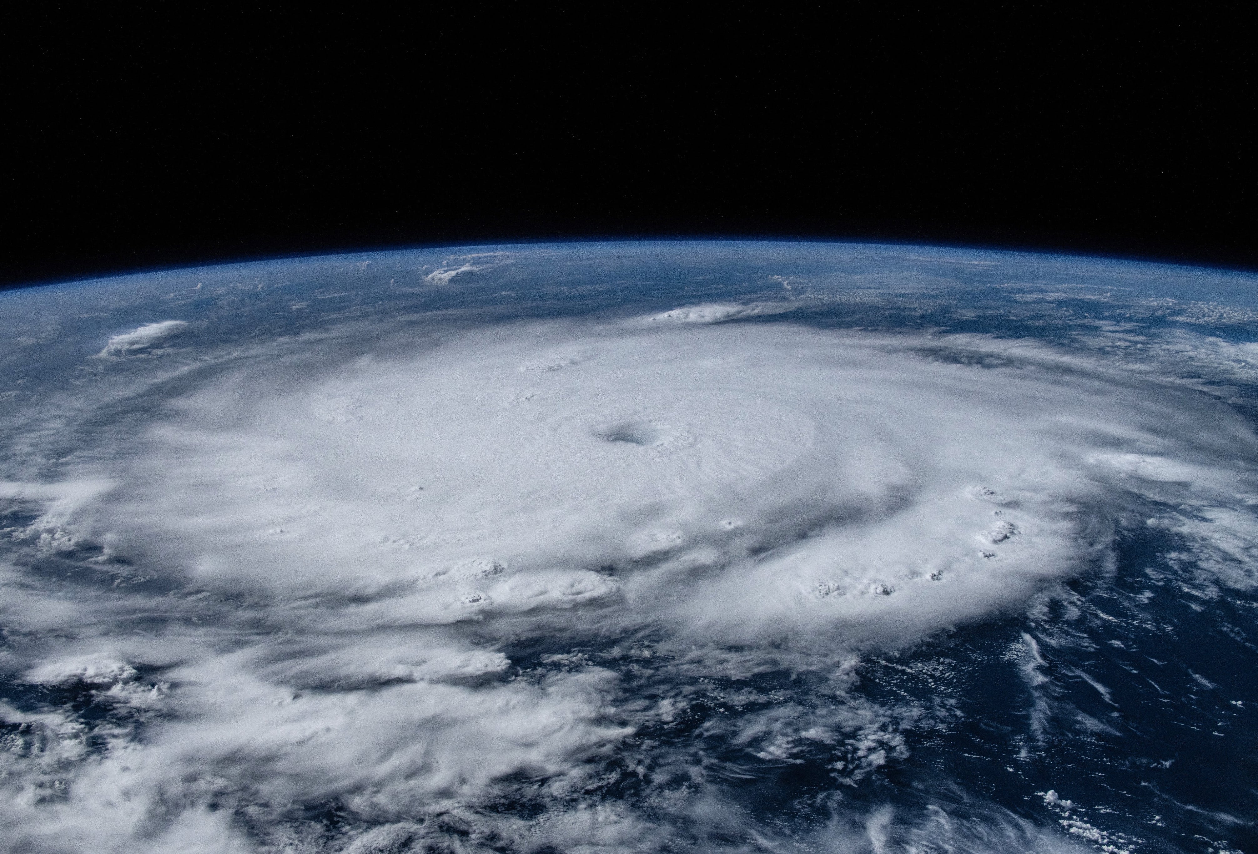 Fotografía tomada el lunes 1 de julio por el astronauta Matthew Dominick desde la Estación Espacial Internacional donde se muestra el huracán Beryl durante su paso por el Caribe.