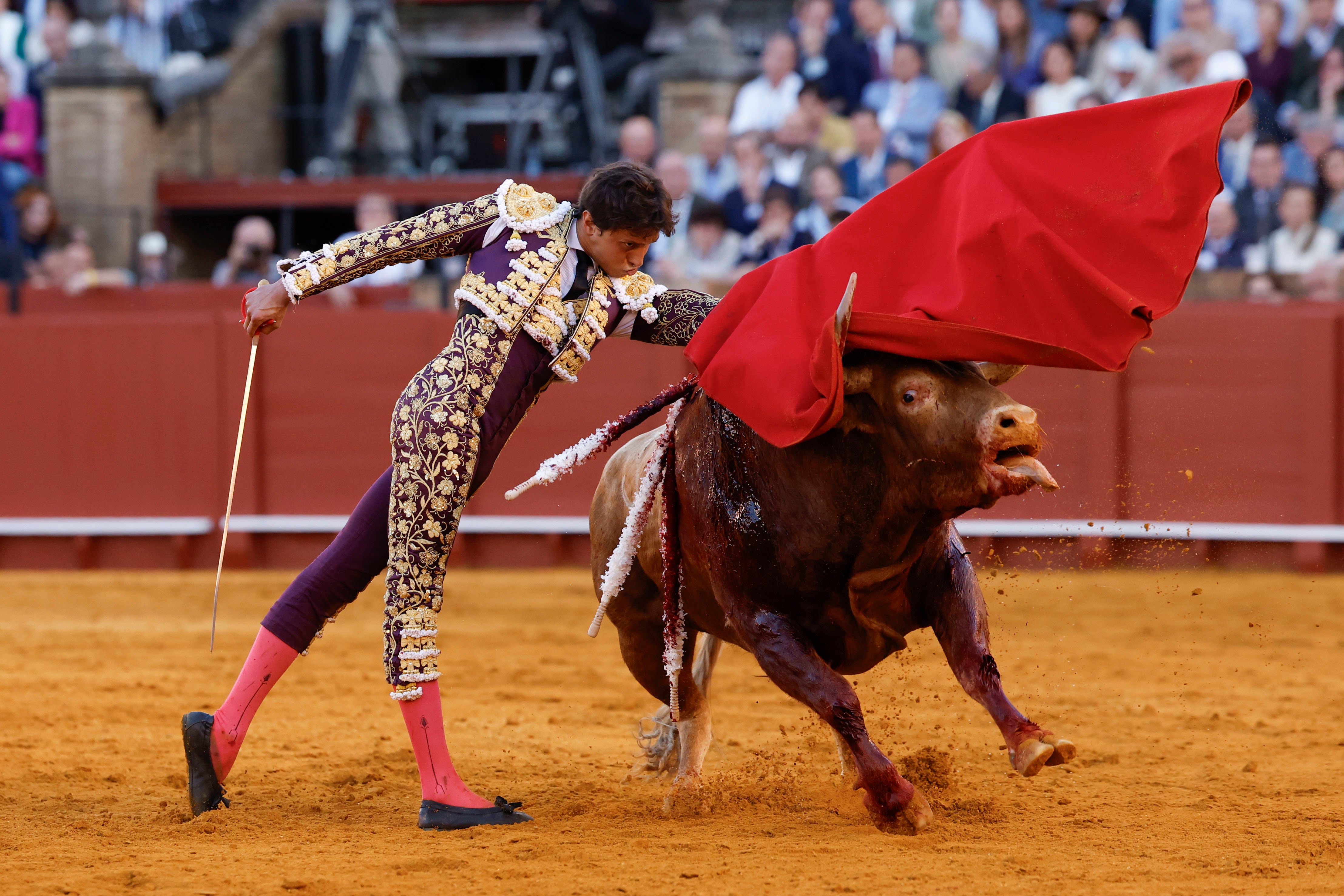 SEVILLA, 05/04/2026.- El diestro Roca Rey en su faena durante la corrida celebrada este domingo en la plaza de toros de La Maestranza, en Sevilla. EFE / Julio Muñoz.