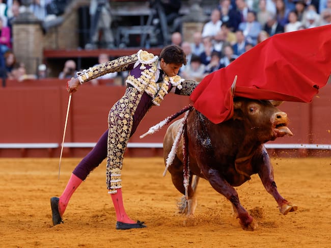 SEVILLA, 05/04/2026.- El diestro Roca Rey en su faena durante la corrida celebrada este domingo en la plaza de toros de La Maestranza, en Sevilla. EFE / Julio Muñoz.