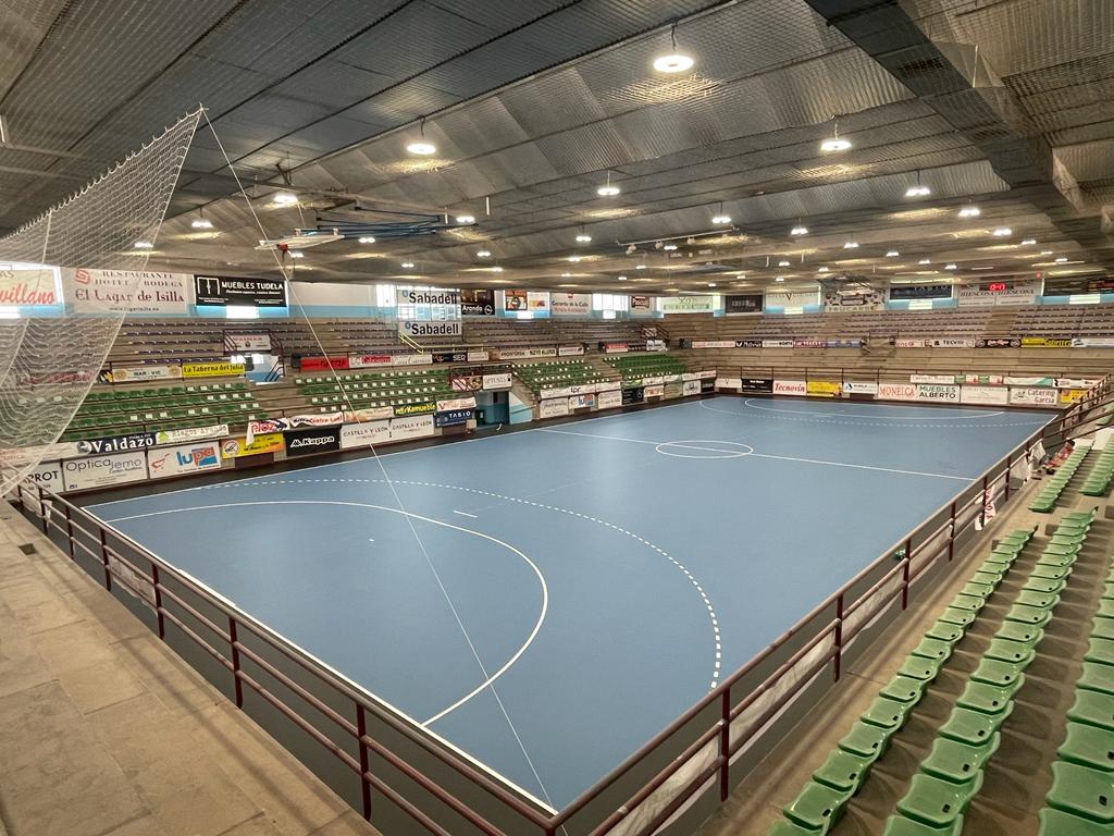 Aspecto que presente el pavimento del pabellón polideportivo Santiago Manguán tras la colocación de la nueva superficie