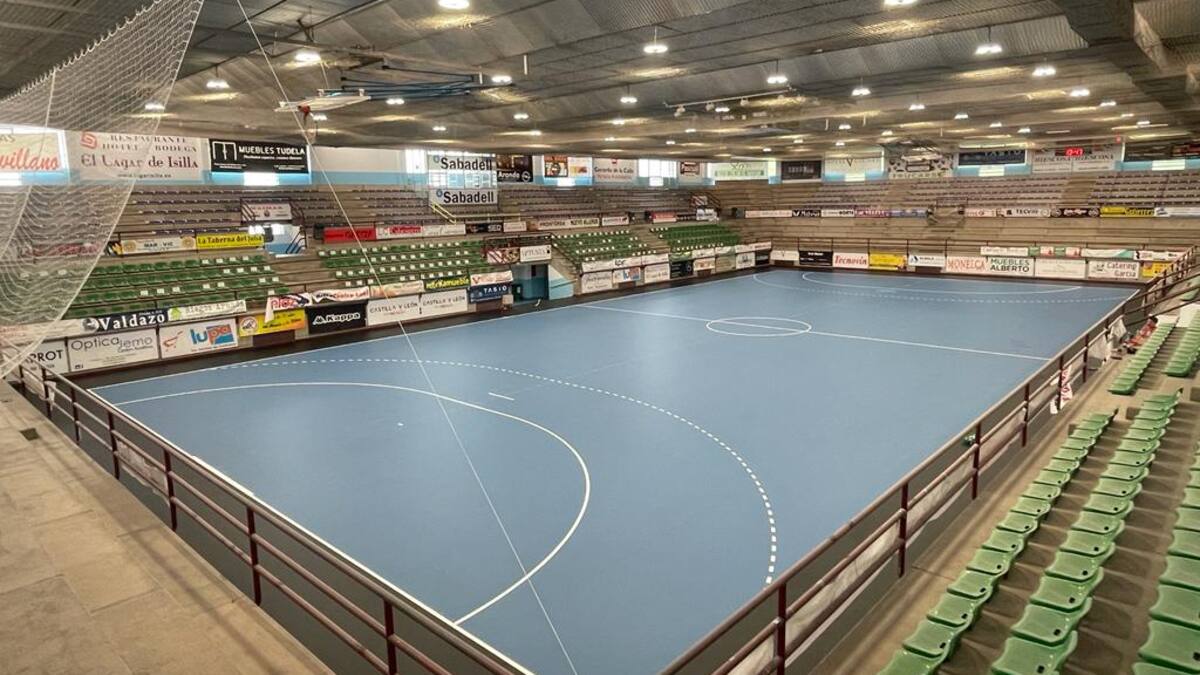 El actual concejal de Deportes del Ayuntamiento de Aranda de Duero, Carlos Fernández, repasado en El Banquillo los trabajos en el Pabellón Santiago Manguán