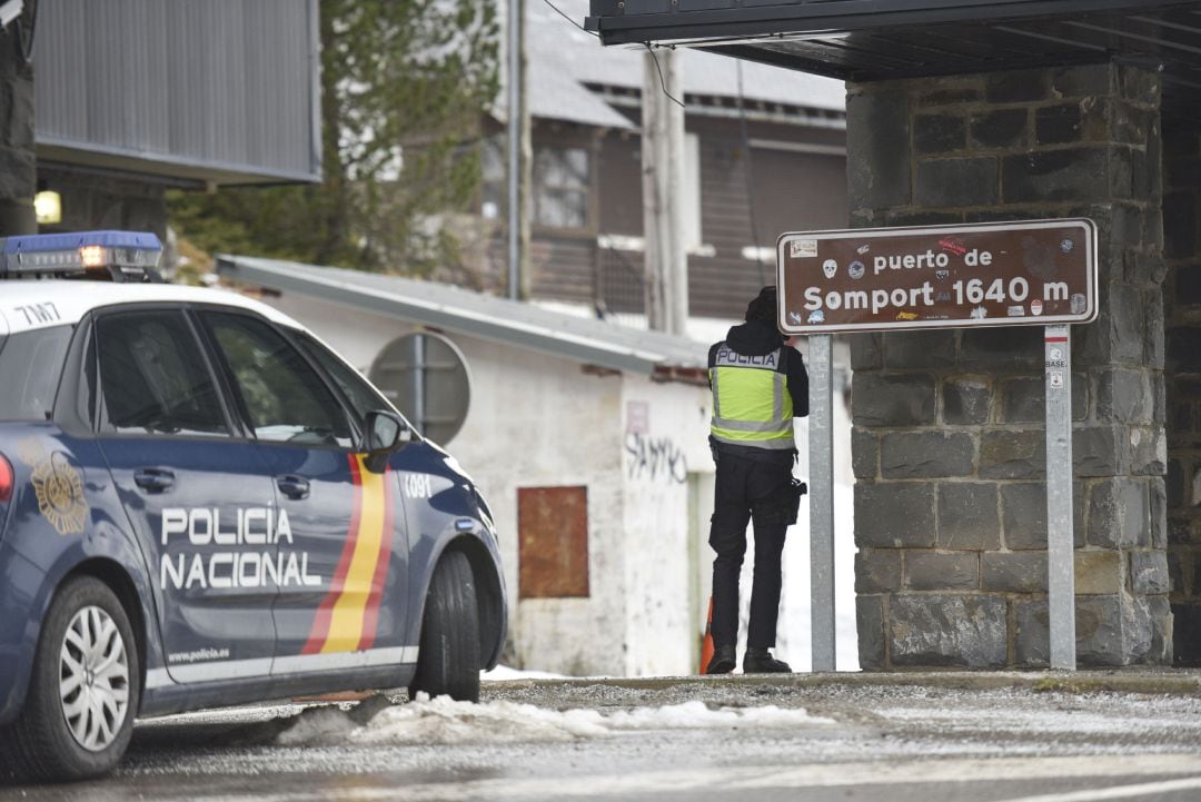 Un agente hace guardia en el puesto fronterizo de Somport (Huesca) entre España y Francia tras el cierre de fronteras acordado por el Gobierno
