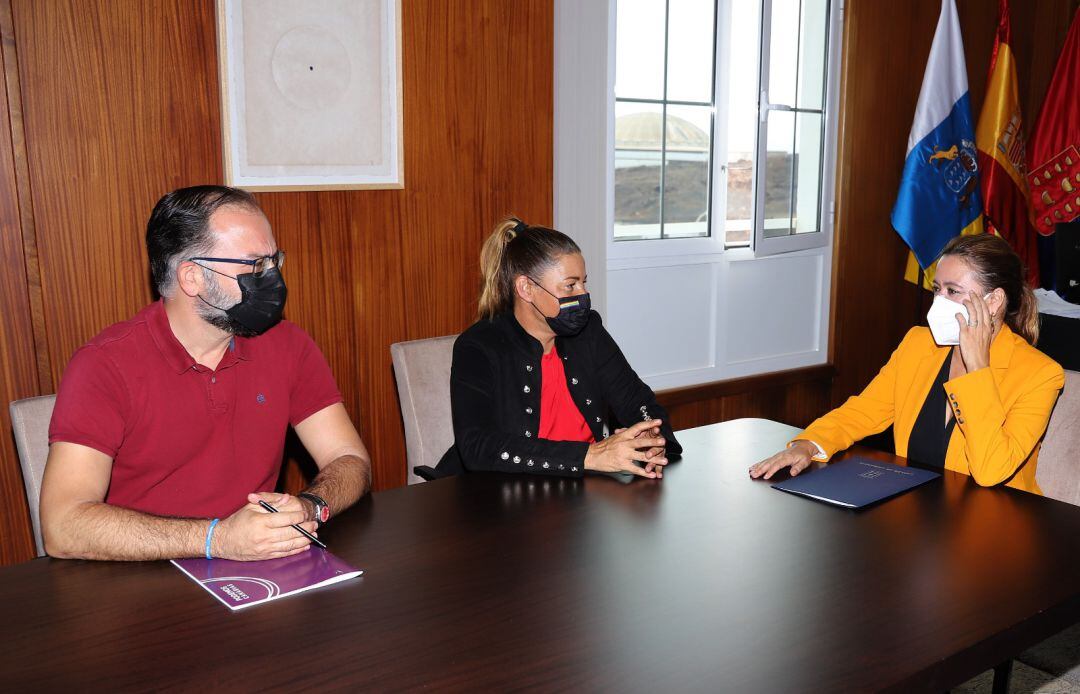 Encuentro entre la presidenta del Cabildo, María Dolores Corujo, y los consejeros de Podemos, Miriam Barros y Jorge Peñas.