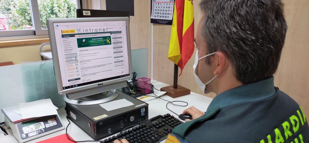 Un agente de la Guardia Civil en su puesto