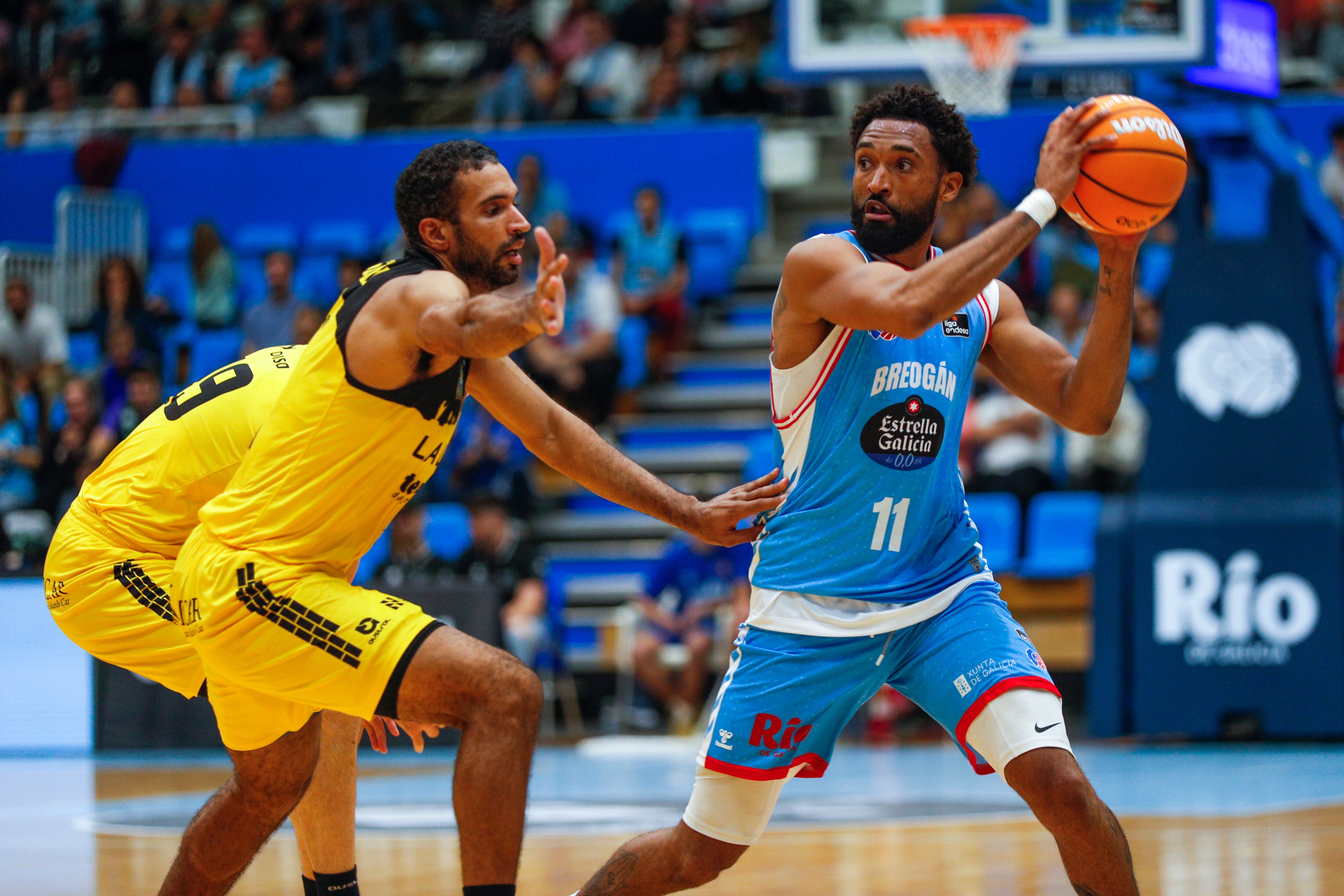 LUGO, 07/11/2024.- El escolta del Breogán Darrun Hilliard (d) juega un balón ante Thomas Scrubb, del Tenerife, durante el partido de la Liga Endesa de baloncesto que Río Breogán y La Laguna Tenerife han reanudado este jueves en Lugo. EFE/Eliseo Trigo
