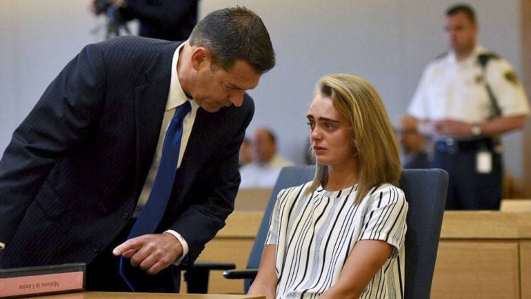 La joven Michelle Carter con su abogado en el juicio por el que ha sido condenada a 15 meses de cárcel. 