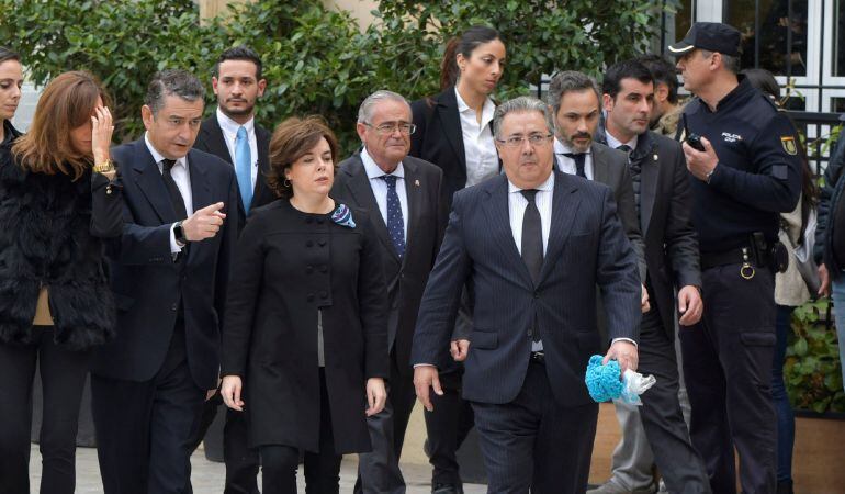 La vicepresidenta del Gobierno, Soraya Sáenz de Santamaría (c), y el ministro del Interior, Juan Ignacio Zoido (d), a su llegada a la Plaza de la Catedral de Almería, donde el pasado 13 de marzo se celebraba el funeral de Gabriel Cruz. 