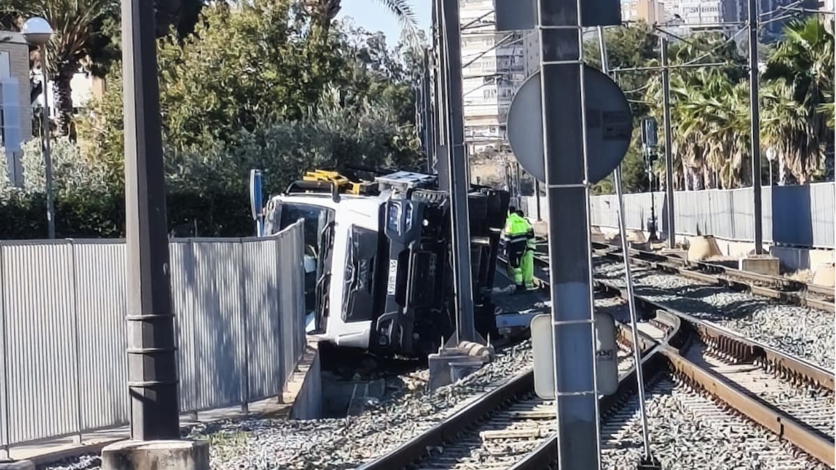 Vuelca un camión de mantenimiento de la catenaria del TRAM sin causar heridos