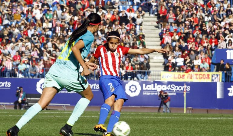 Los equipos femeninos de C. Atlético de Madrid y F.C. Barcelona se enfrentaron hace unas semanas en el Vicente Calderón