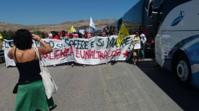 Manifestaciones por las malas condiciones de los migrantes en los campos de refugiados.