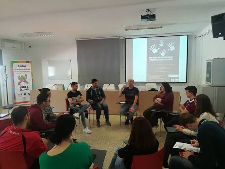 Momento de la primera sesión de la escuela