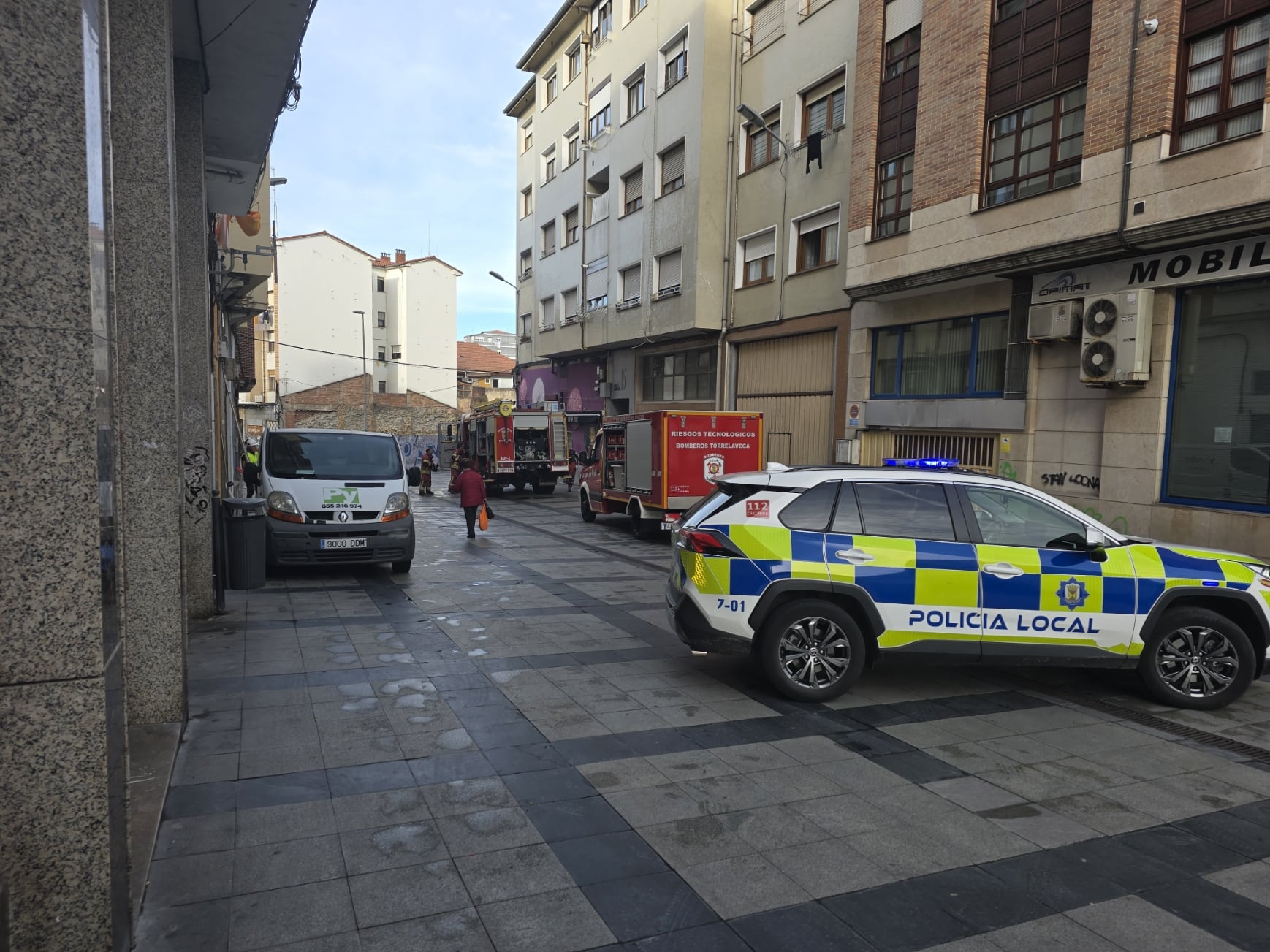 Policía y bomberos en la calle Limbo