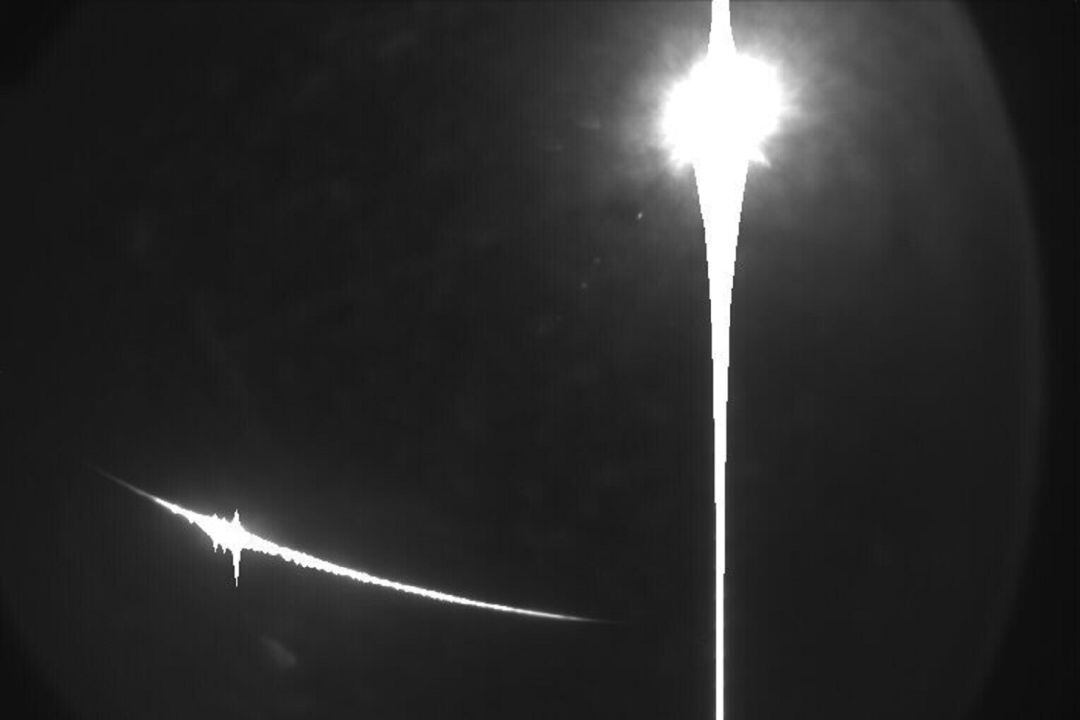 Estela del bólido, momentos antes de la explosión. A la derecha, la luna y su reflejo. Fotografía de la Cámara de Meteoros de la Universidad Pública de Navarra