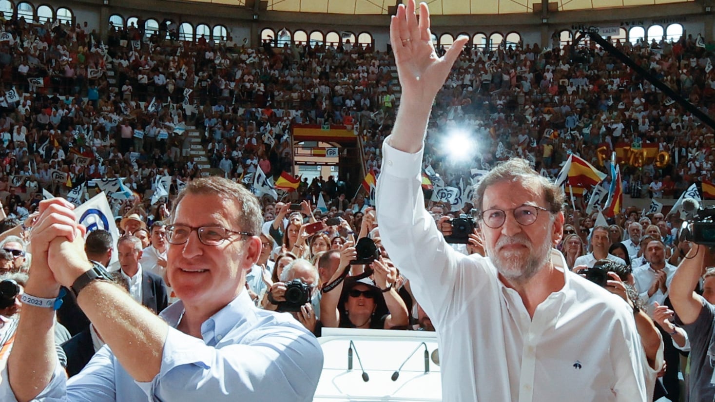 El candidato del PP a la Presidencia del Gobierno, Alberto Núñez Feijóo (c) durante un acto de campaña celebrado en la plaza de toros de Pontevedra, junto a Rajoy.