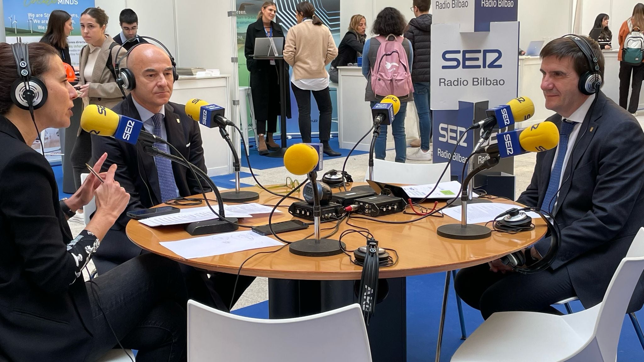 Jesús Riaño, director del Área de Empleo de la Universidad de Deusto, y  Juan José Etxeberria, rector de la Universidad de Deusto.