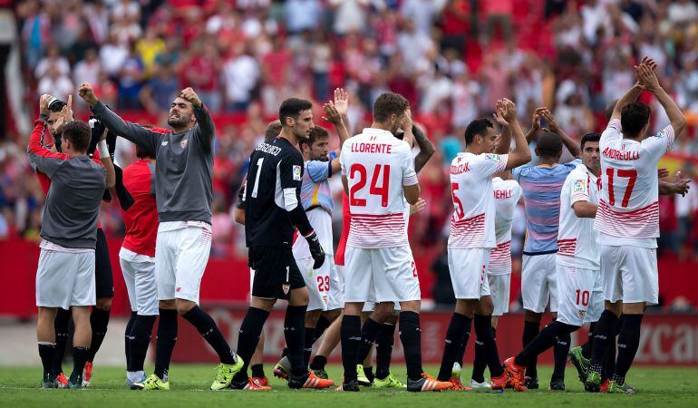 SEVILLE, SPAIN - OCTOBER 03:  Sevilla FC players celebrate their victiry after the La Liga match between Sevilla FC and FC Barcelona at Estadio Ramon Sanchez Pizjuan on October 3, 2015 in Seville, Spain.  (Photo by Gonzalo Arroyo Moreno/Getty Images)