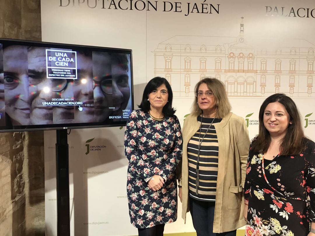 Francisca Medina, diputada de Igualdad; Manuela Gálvez, presidenta de la Asociación y Belén Pérez, psicóloga.