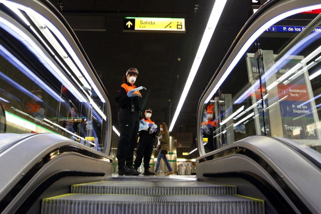 Ciudadanos en el metro de Málaga el primer día de la vuelta al trabajo de los trabajadores no esenciales en los transportes públicos.