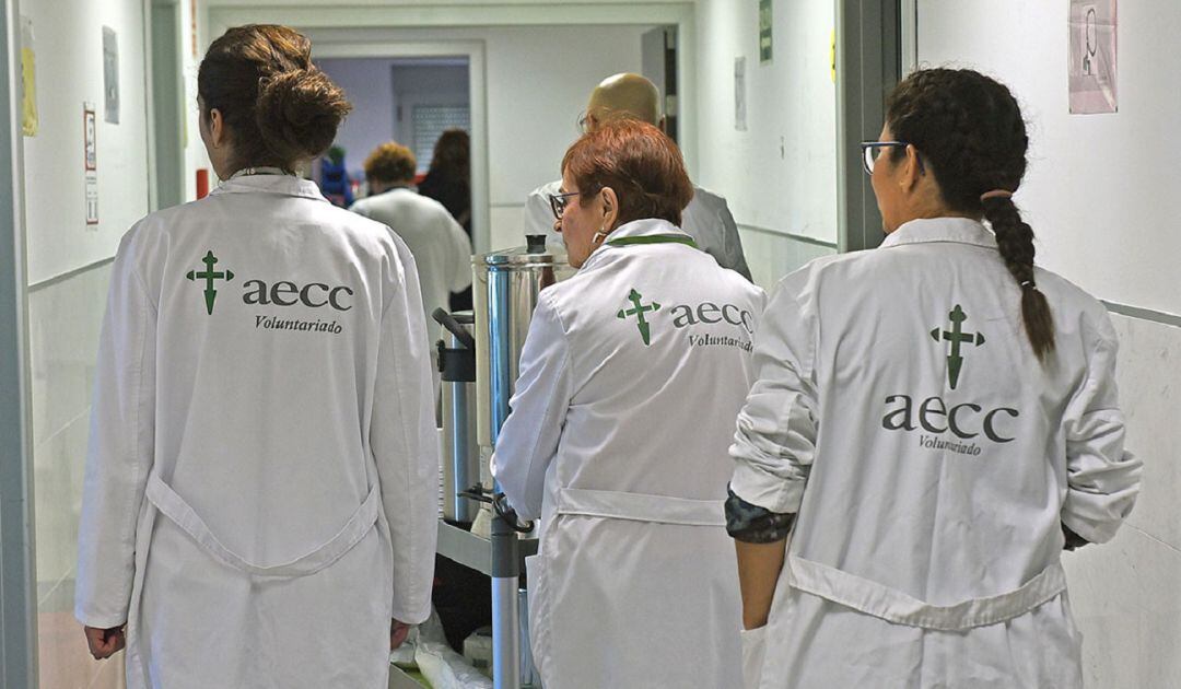 Voluntarias de la Asociación Española Contra el Cáncer trabajan en acompañamiento