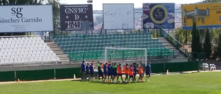 La plantilla del Toledo a punto de finalizar un entrenamiento