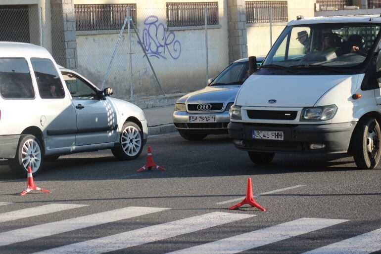 Los cuatro presuntos agresores viajaban en el Audi de color plata que aparece en la fotografía