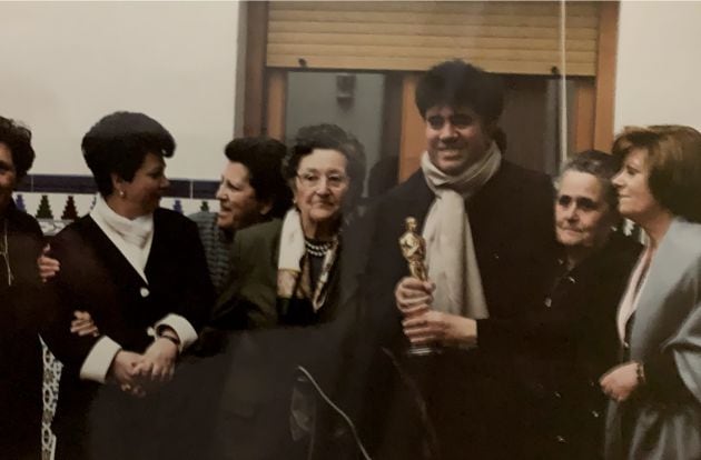 Pedro Almódovar con sus hermanas y vecinas en el patio de su casa en Calzada de Calatrava, compartiendo el segundo Óscar