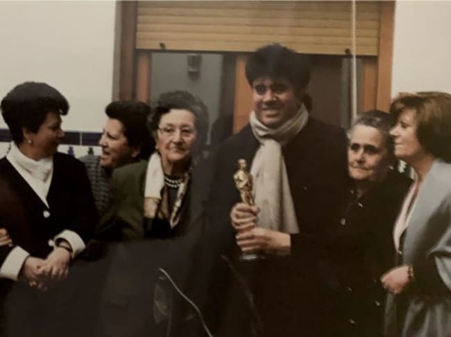 Pedro Almódovar con sus hermanas y vecinas en el patio de su casa en Calzada de Calatrava, compartiendo el segundo Óscar