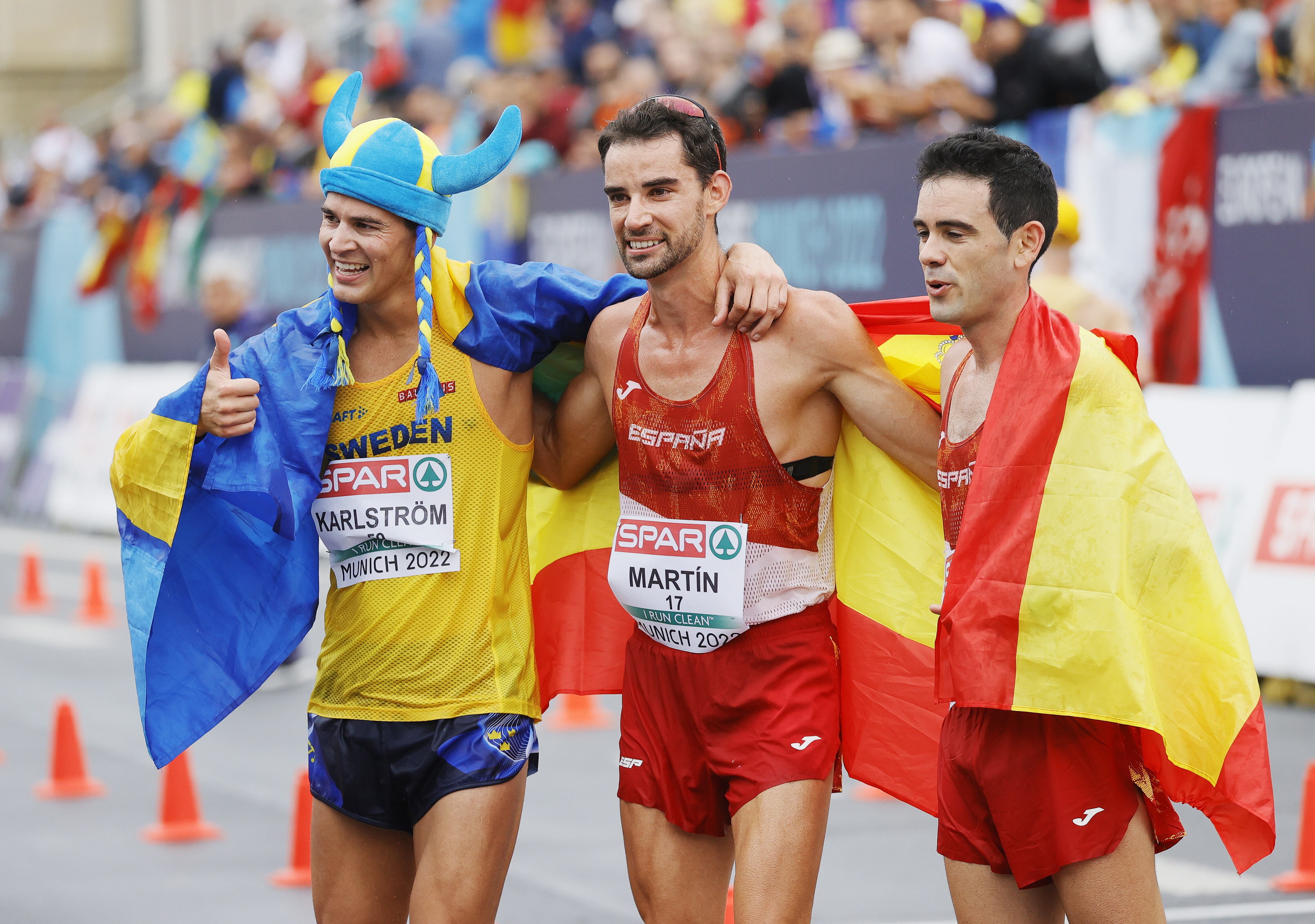 Álvaro Martín (C), medalla de oro; Perseus Karlstroem (I), medalla de plata y Diego García Carrera (D), medalla de bronce.