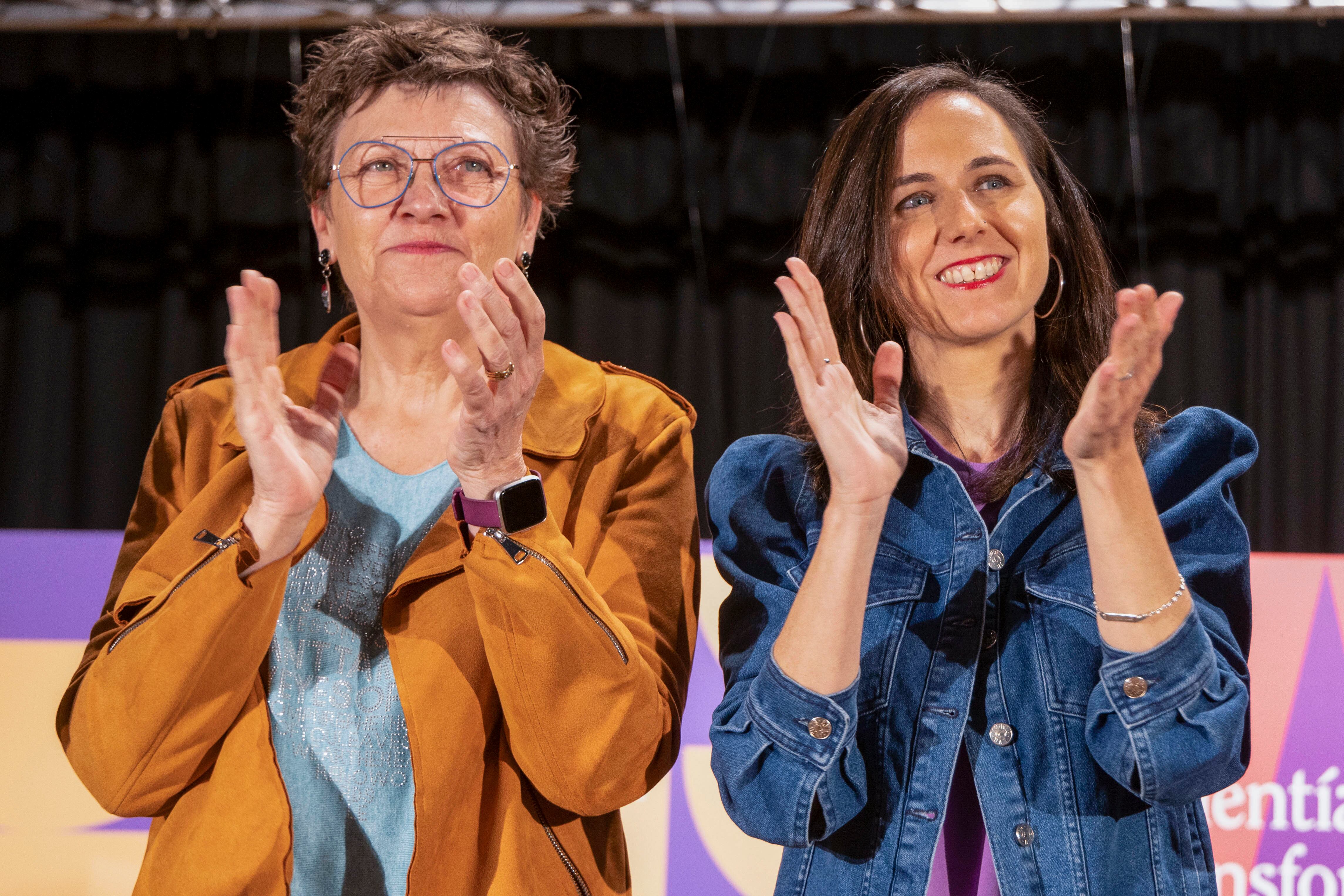 CALVIA (ISLAS BALEARES) 14-05-23. Acto electoral de Unidas Podemos (UP) con las intervenciones de Ione Belarra (d), ministra de Derechos Sociales y Agenda 2030 y secretaria general de Podemos, y Enrique Santiago, diputado de Izquierda Unida y secretario general del Partido Comunista de España. También la candidata de UP a la presidencia del Govern, Antonia Jover (i). -EFE/CATI CLADERA
