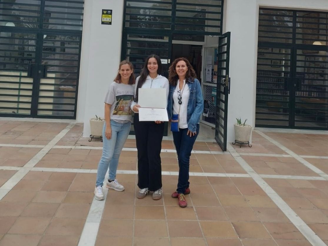 Gemma Harillo, en el centro, junto a sus profesoras