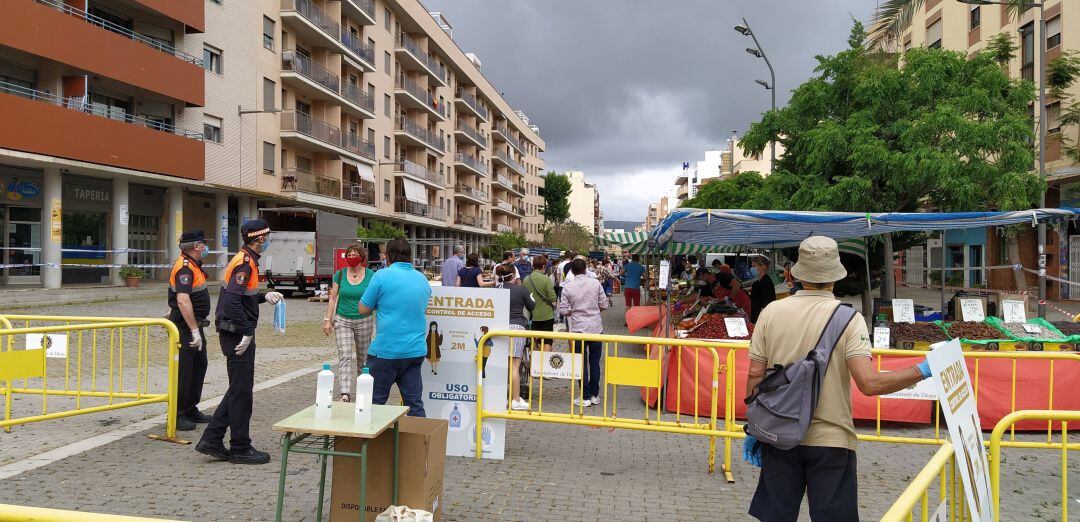 Mercadillo de fruta y verduras, en la calle La Vía.