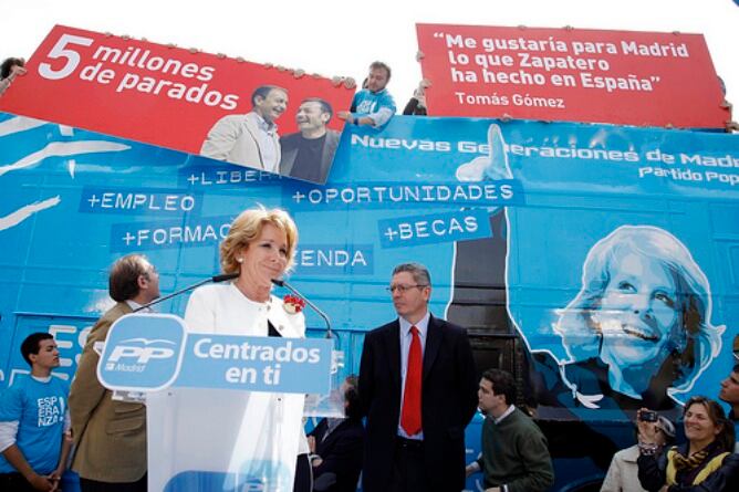 Aguirre y Gallardón presentan el PPbus en la plaza de Felipe II.