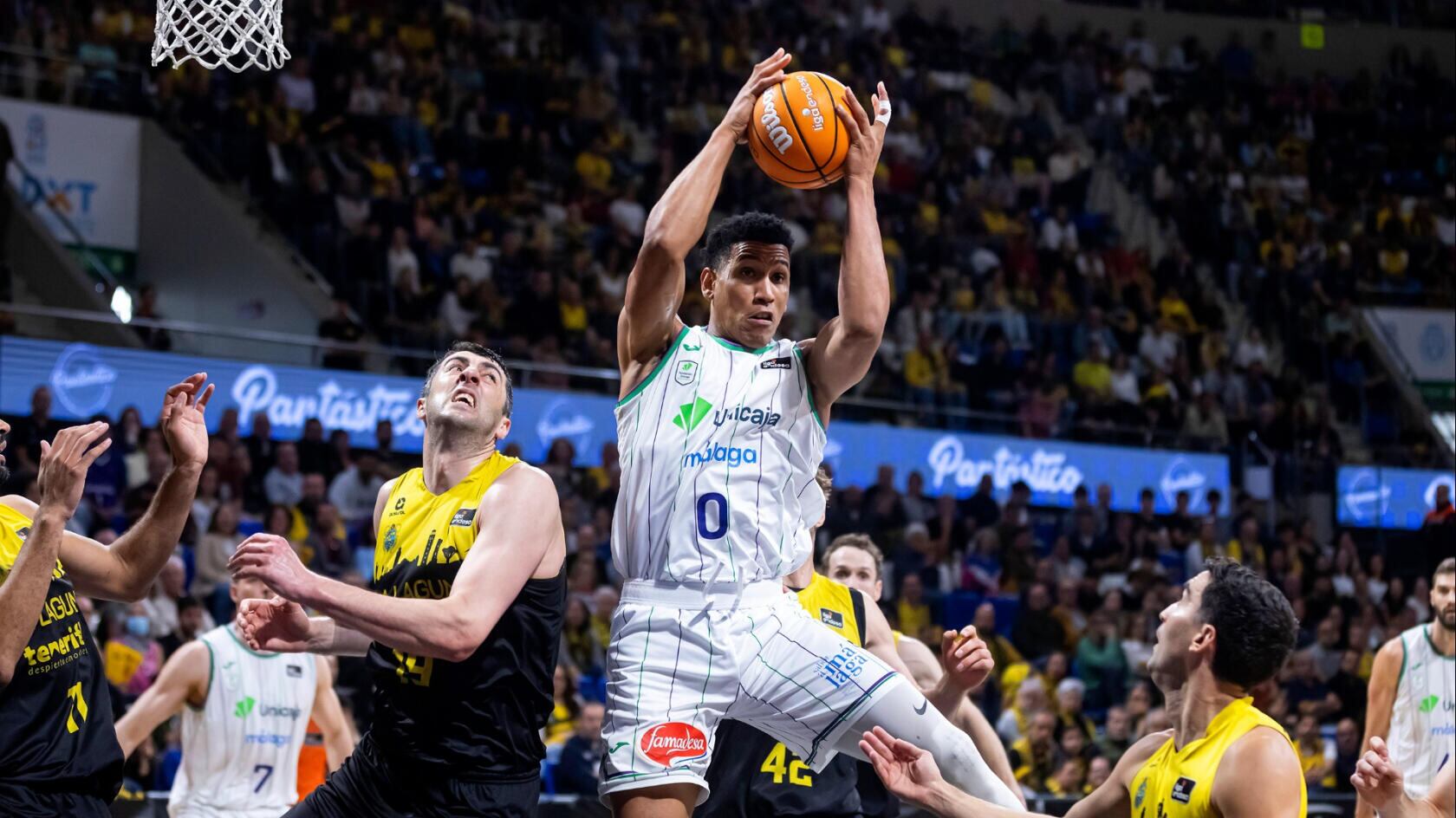 El ala-pívot del Unicaja Tyson Pérez, en una jugada del encuentro contra La Laguna Tenerife