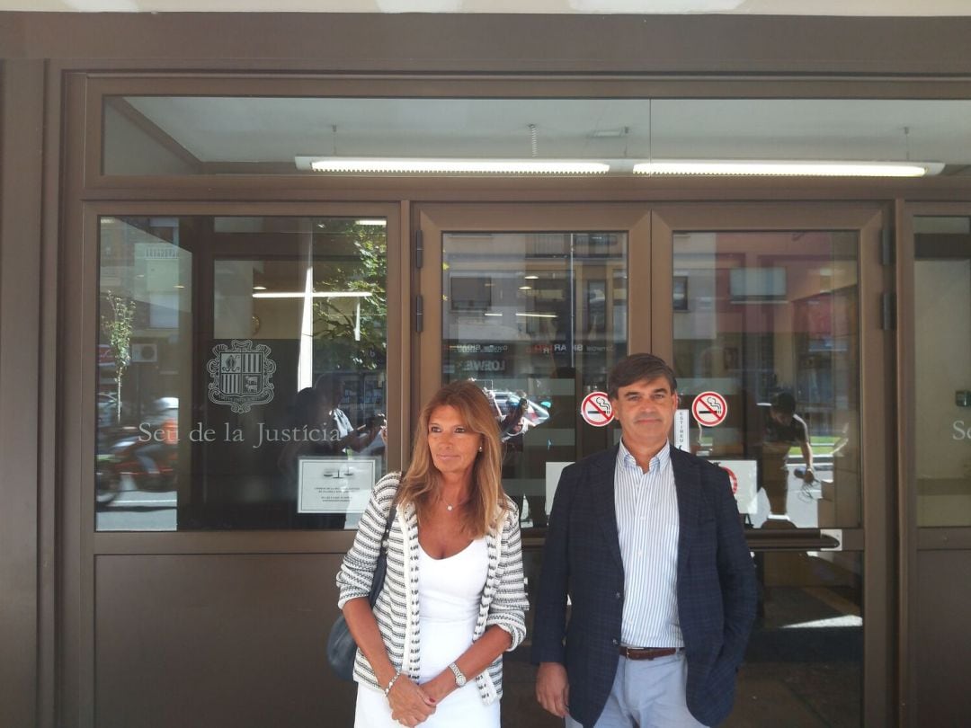 La presidenta de l'IDHA, Elisa Muxella, i el membre de Drets, Agustí Carles, a les portes de la Batllia, aquest dimarts al matí.