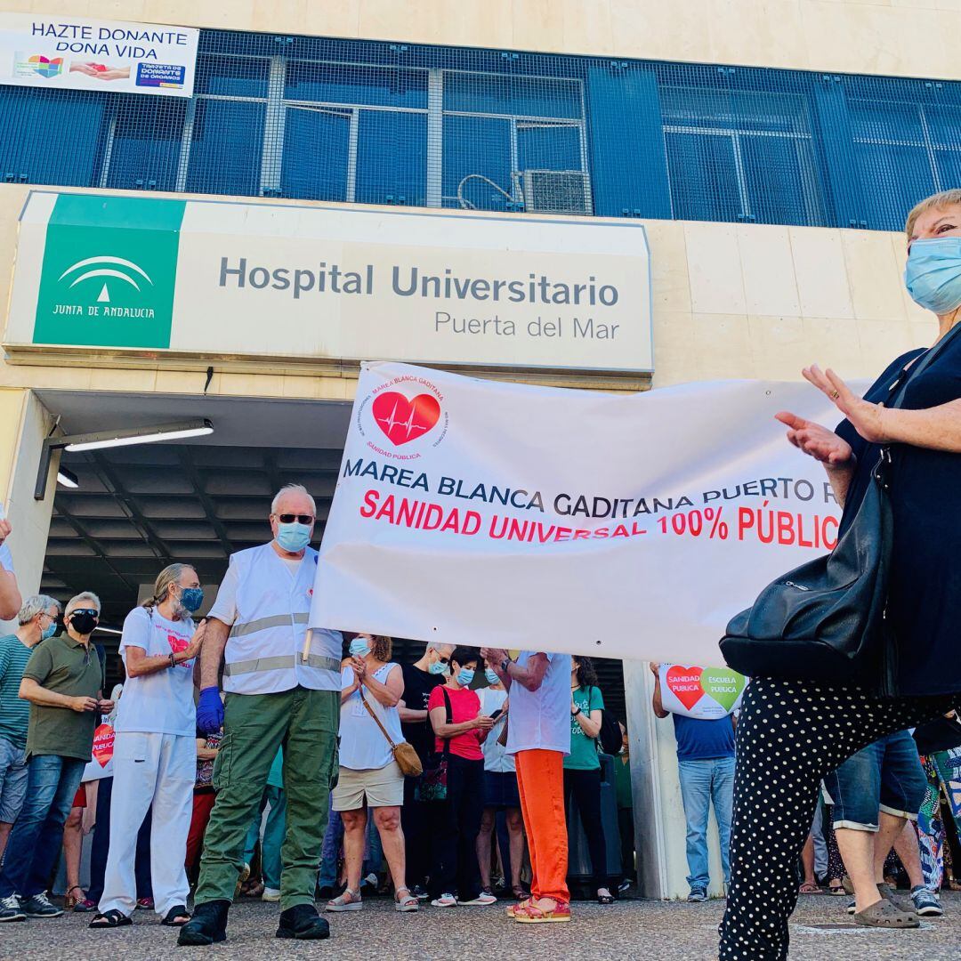 Protesta de la Marea Blanca en el Hospital Puerta del Mar de Cádiz