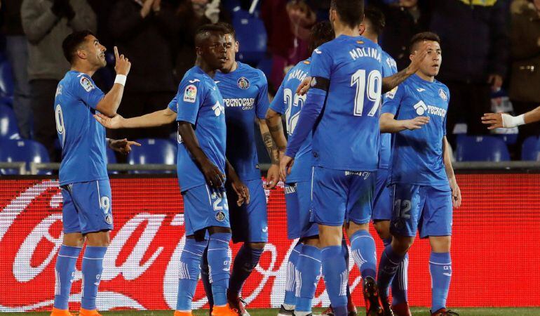 Los jugadores del Getafe celebran su primer gol, anotado por el delantero Ángel Rodríguez frente al Celta de Vigo, en el último partido en el Coliseum Alfonso Pérez de Getafe.