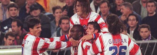 Los jugadores del Atlético festejan uno de los goles de su última gran victoria frente a los vecinos blancos