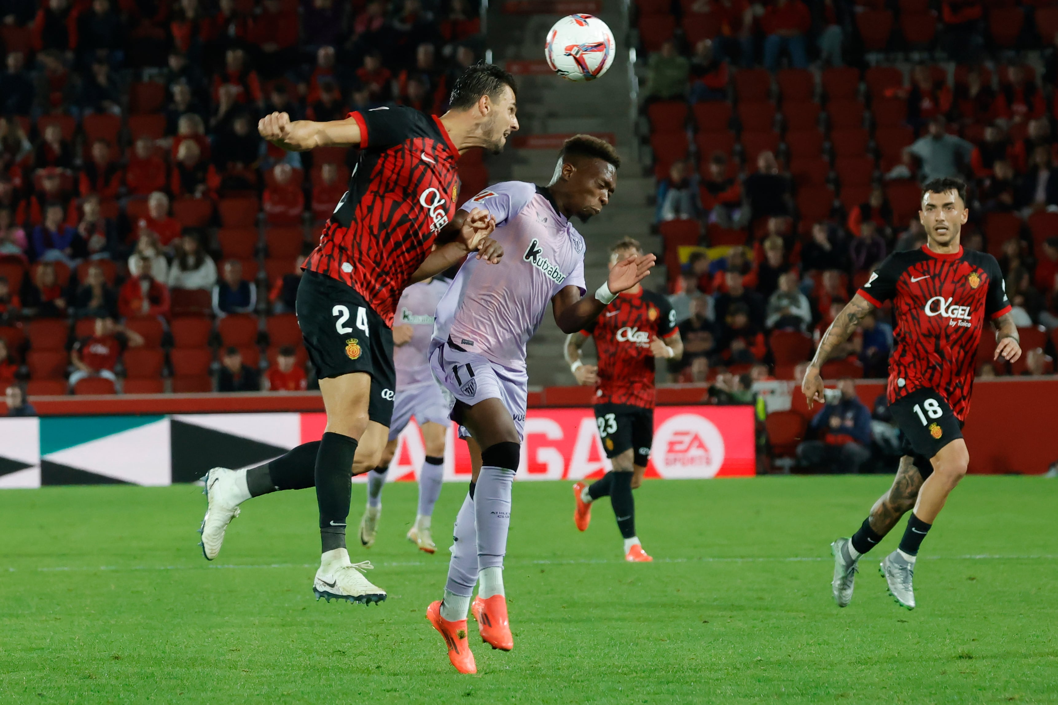 PALMA DE MALLORCA, 28/10/2024.- El delantero del Athletic Club, Álvaro Djaló (d), disputa el balón ante el defensa eslovaco del Mallorca, Martin Valjent, durante el encuentro correspondiente a la jornada 11 de Laliga EA Sports que disputan hoy lunes Mallorca y Athletic Club en el estadio de Son Moix, en la capital balear. EFE/CATI CLADERA.
