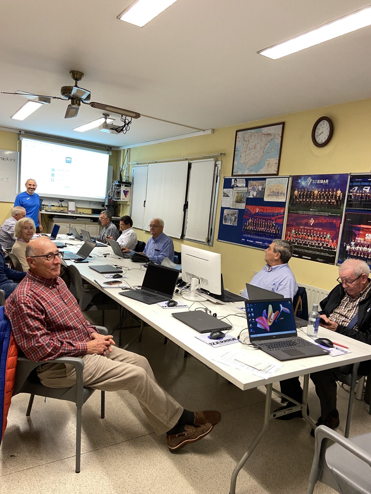 Clase de trámites "on line" en el Centro Social Unzaga