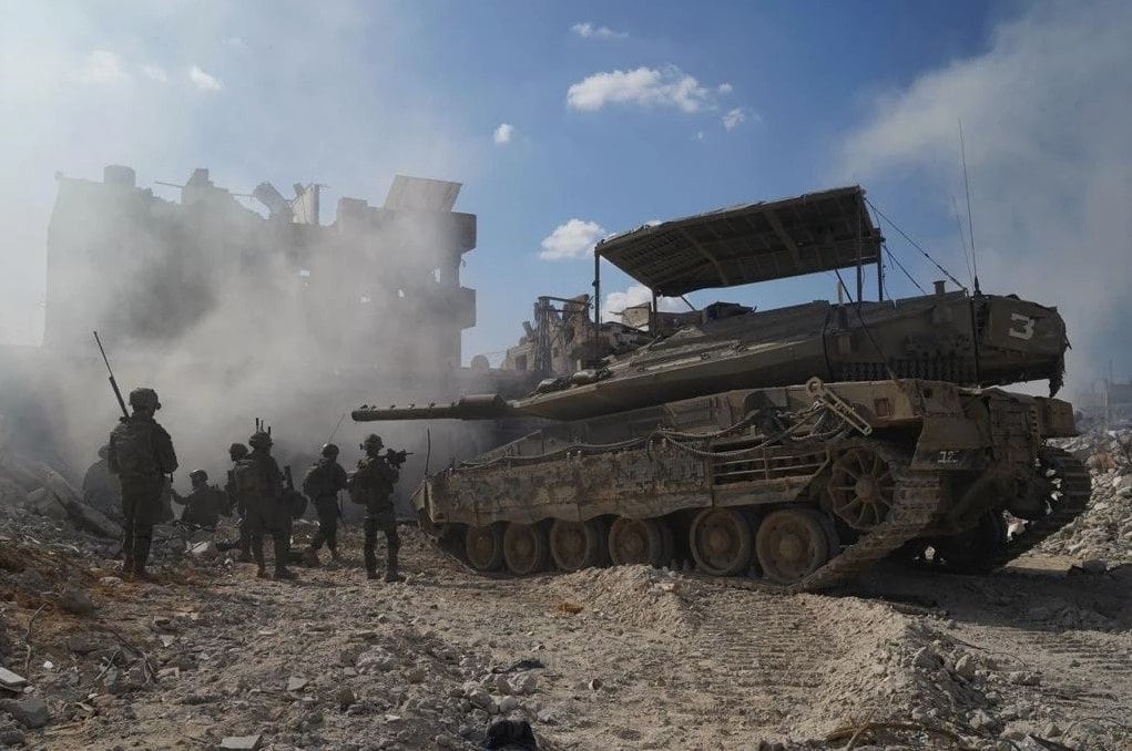 Un carro de combate y militares israelíes en la Franja de Gaza.