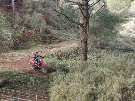 Verdemar denuncia el impacto de las motos en la finca castellarense de El Chapatal, en el Parque de Los Alcornocales.