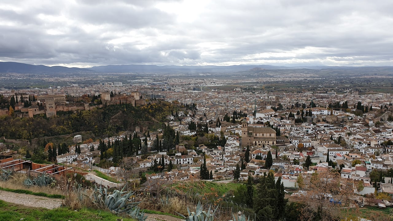 Granada y la Alhambra con el barrio del Albaicín en primer plano. Imagen tomada desde el Cerro de San Miguel, cuya ladera también se observa