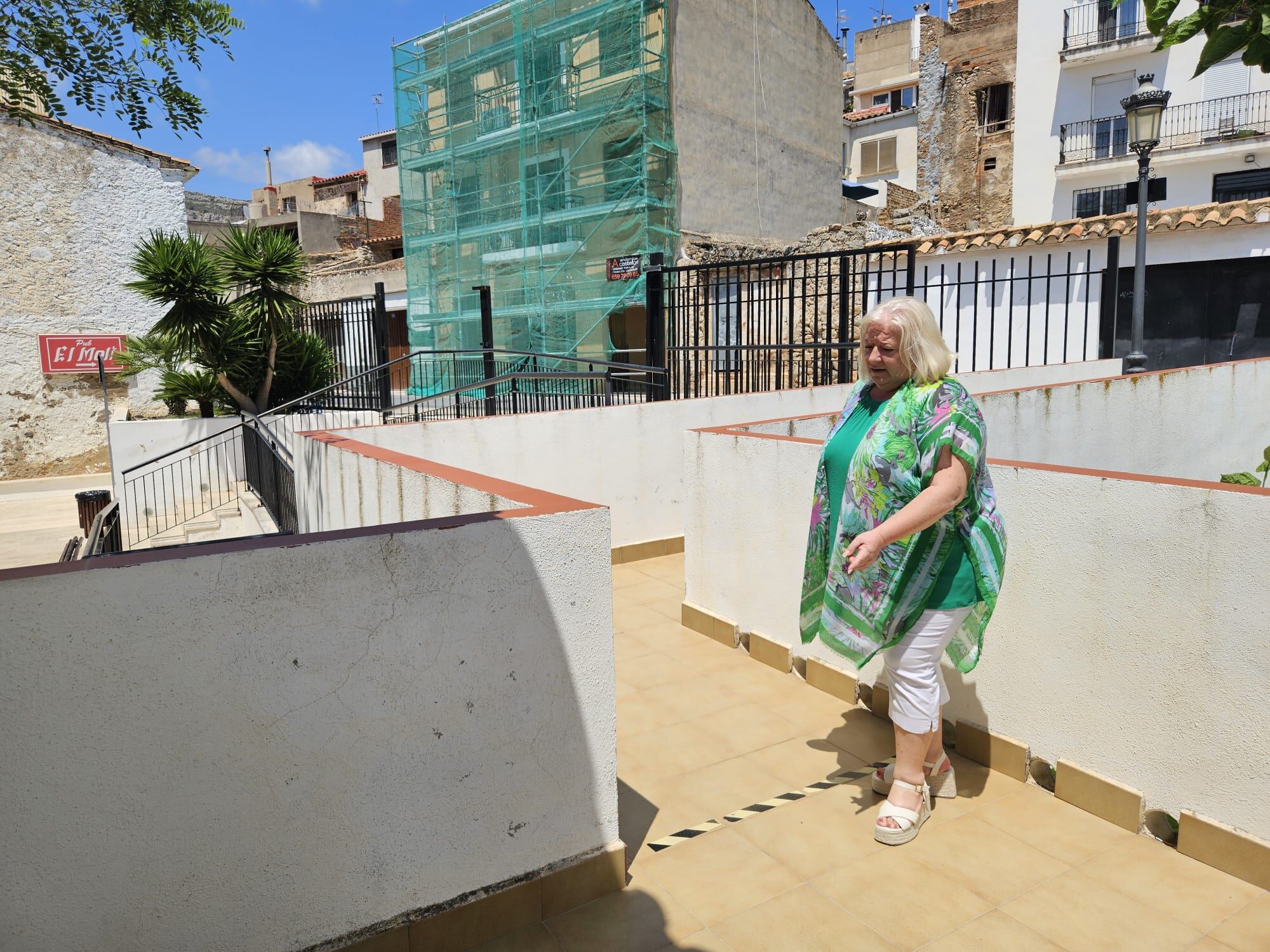 Foto de la Alcaldesa en la puerta de Servicios Sociales