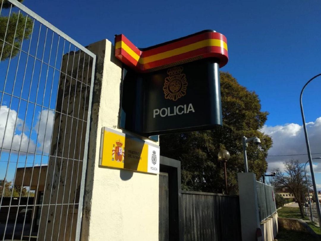 Entrada de la Comisaría de la Policía Nacional en Aranda