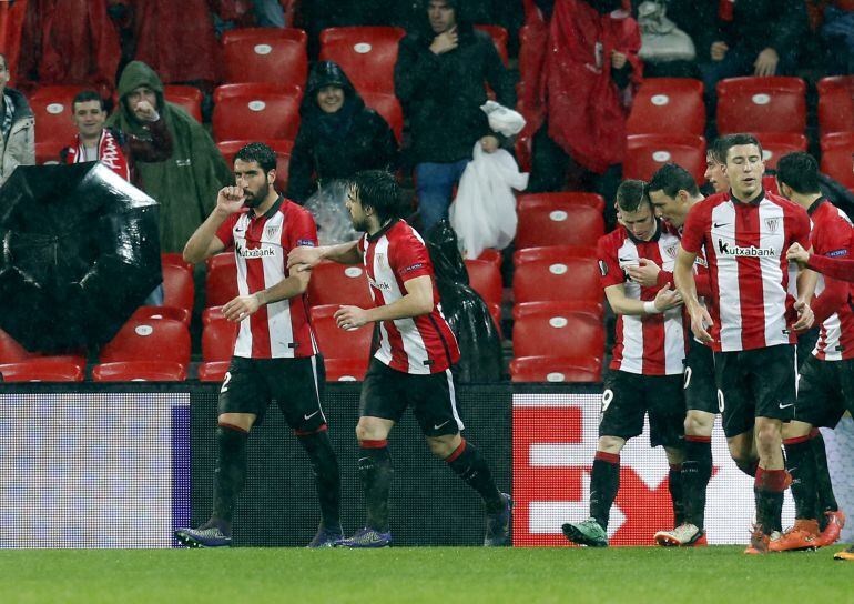 Raúl García celebra con sus compañeros el gol anotado ante el Valencia.