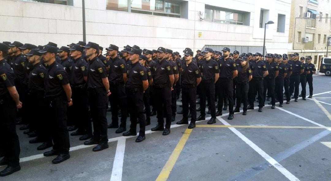 Agentes de la Policía Nacional preparados para intervenir
