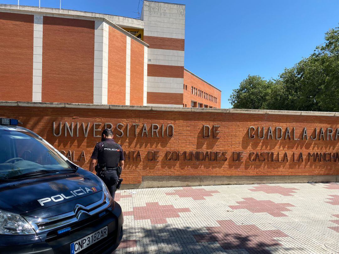 Patrulla Policía Nacional en la puerta del Campus donde se realizaba el examen