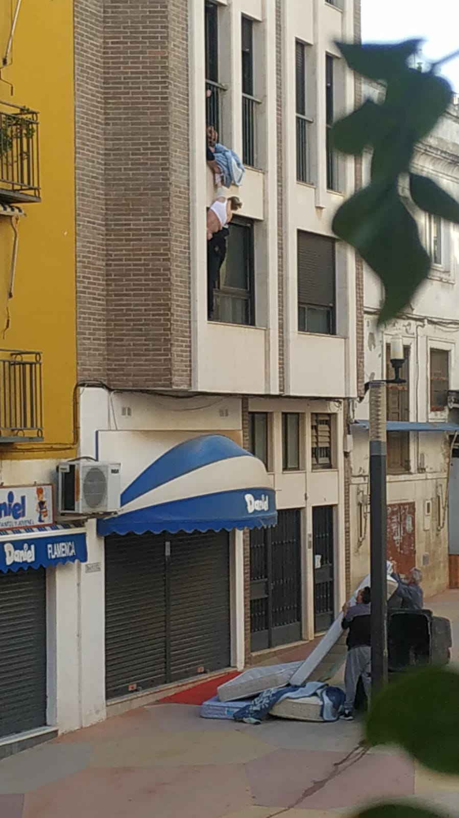 La colaboración ciudadana y de los agentes de policía, ha evitado que la mujer se precipitase al vacío.